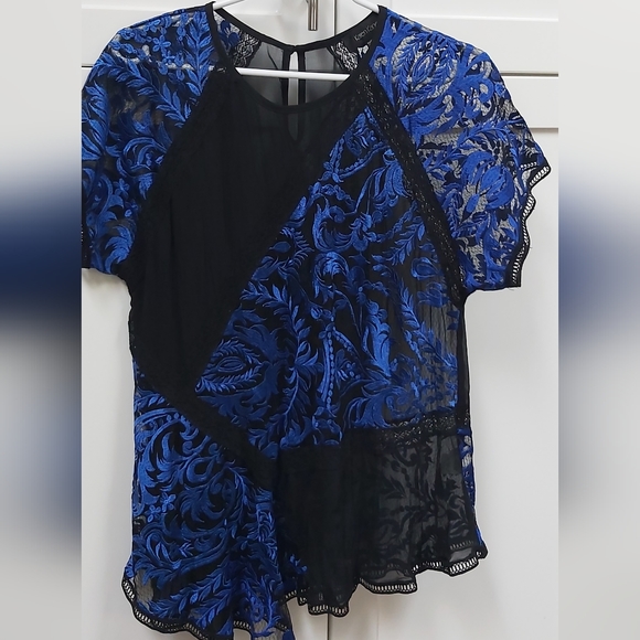 Karen Kane lace top - Picture 3 of 9